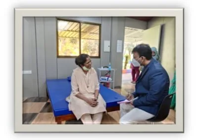 Patient consultation on the physiotherapy treatment plinth
