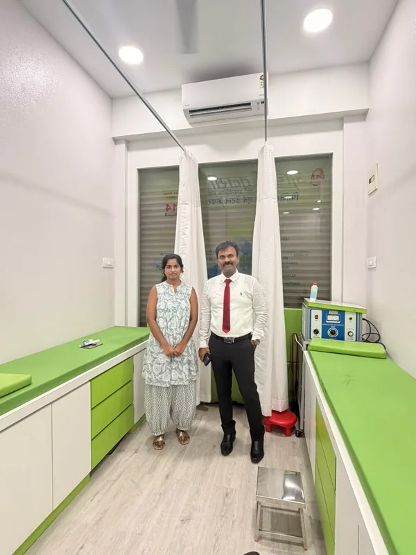 Dr. S. V. Ramesh with the physiotherapy team in a fully equipped treatment room