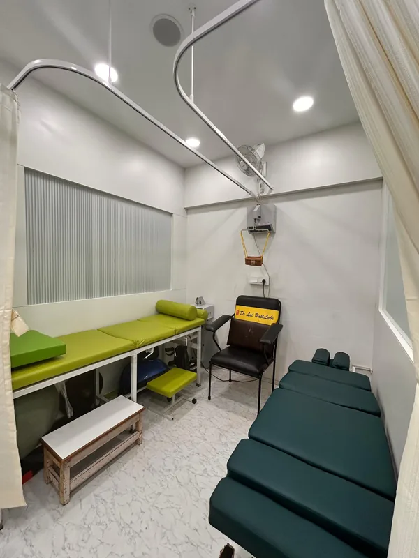 Treatment cubicle with cervical traction unit and therapy bed